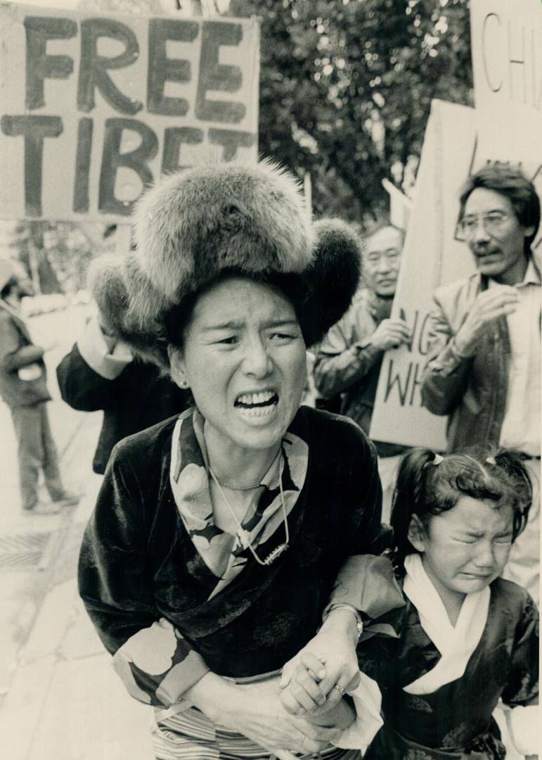 Metro Tibetans clash with police over China, Metro Tibetan woman and child join in cries condemning Chinese occupation of Tibet at a rally by 100 peop(...)