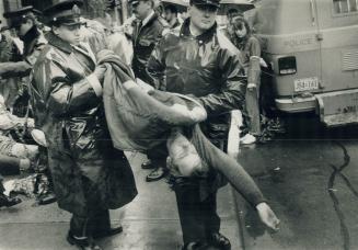 Metro police had to use bolt cutters today to arrest prolife demonstrators who chained themselves to railings at the Scott abortion clinic on Gerrard (...)