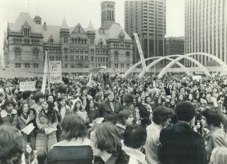 Toronto students demonstrate at city hall against spending ceilings, Some laughing, some serious, 7,000 high school students hold a rally in City Hall(...)