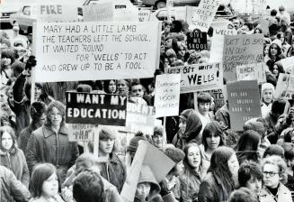 Message is loud and clear as 900 parents and high school students from York Region wave signs at Education Minister Thomas Wells as they gather at Que(...)