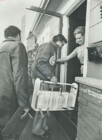 Every house in port hope is being tested for radiation contamination by crews from the federal Atomic Energy Control Board and provincial health minis(...)