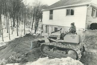 Radioactive fill, 12,000 cubic yards of it, is being hauled away from Ivan Lewis' property in Port Hope as a bulldozer replaces it with clean earth. L(...)