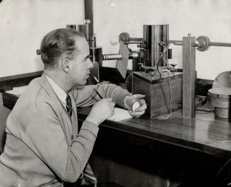 Measuring radium by an electroscope at the Port Hope refinery