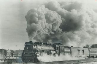 No. 6218 Puffs her way into retirement, Belching steam-and you don't hardly see that anymore-Canadian National's locomotive No. 6218 speeds through Me(...)