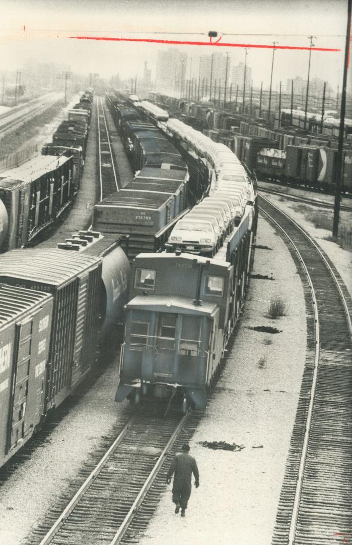 Imported cars head east, Sunlight is reflected from the roofs of imported Volkswagen cars being carried to market from the east coast, where they were(...)