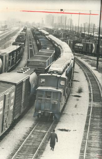 Imported cars head east, Sunlight is reflected from the roofs of imported Volkswagen cars being carried to market from the east coast, where they were(...)