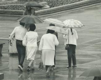 It wasn't a day for singing, Gene Kelly wasn't in sight and there was no singing and dancing in the rain at Nathan Phillips Square yesterday. Instead,(...)