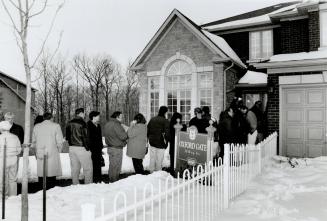 Lines form again at building sites, Prospective home buyers line up at the Joshua Creek development at Ford Dr. and Upper Middle Rd. in Oakville Wedne(...)