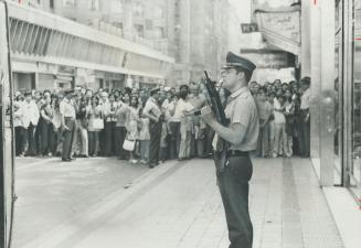 In santiago, Armed guards police crowds under the military dictatorship that overthrew the government of president Salvador Allende, the world's first(...)