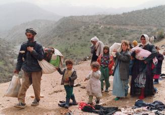 KURDS Refg. Crossing Turkish - Iraq Border