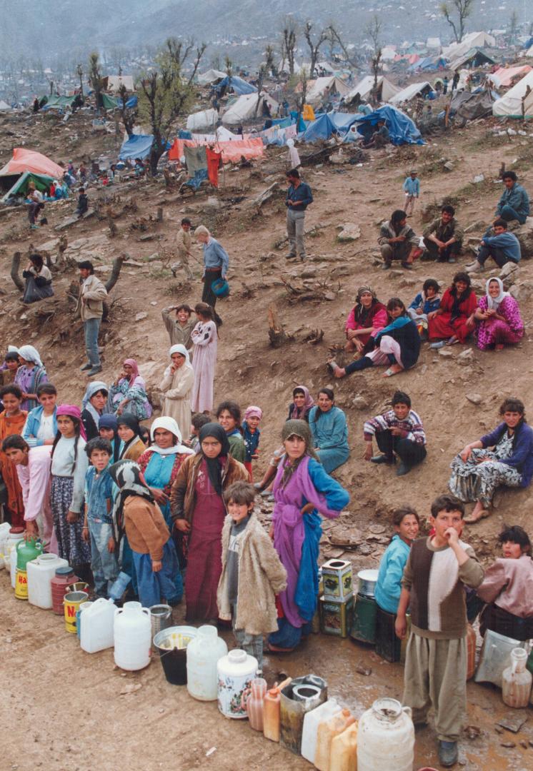 Kurds - Isikveren Refuge camp - Turkey - waiting for water Truck -