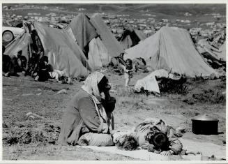 Comfort for children, A Kurdish mother weeps as she comforts her exhausted children in the schiller Valley in Iraq, April 1991. The valley was blocked(...)