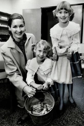 Quarters for famine relief, About 100 Oshawa schools were involved in raising the $2,000 in quarters that twins Karen and Jeanette Theis, 7, handed ov(...)