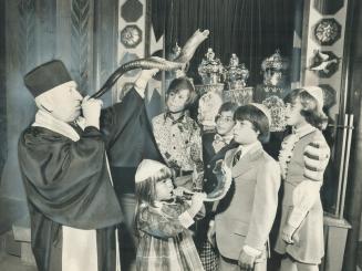 Blowing the Shofar, Rabbi Mendel Kirshenblatt demonstrates to a group of children a tradition behind the Jewish New Year. Shoshana Green, 5, tries to (...)