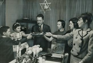 Some people believe that home is the best place for a youngster to learn about drinking, In Jewish family circles, here taking part in traditional sed(...)