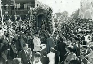 Protuguese festival of Christ, Members of Metro's Portuguese community crowd around a litter bearing a statue of Christ during their annual Festival o(...)