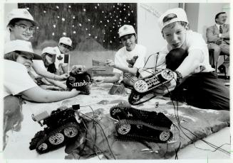 Robing the red planet, Kids from Unionville's Central Park Public School designed and built these LEGO robotic vehicles and a stimulated Martian lands(...)