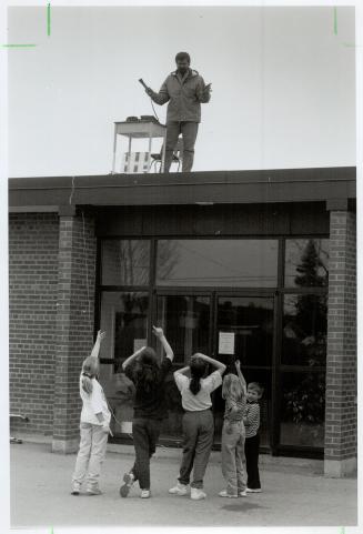 High on literature, Stan Baker, principal of Immanuel Christian School, recently spent the day at his desk on the school roof after students exceeded (...)