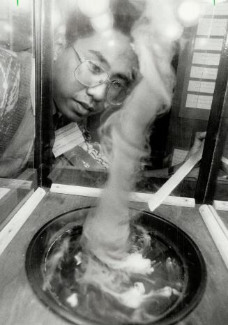 Whipping up a hurricane for science, Rodel Ramas, 13, uses dry ice and warm water to stir up a hurricane in a glass box, one of 91 students' exhibits (...)