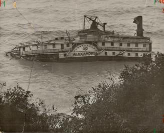 Wreck of the Alexandria off Scarboro bluffs, Aug