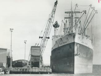 Oshawa gets an extra-big ship. The largest ship to dock at Oshawa - the London Statesman, 531 feet long and of 10,679 gross tons - yesterday unloads 7(...)