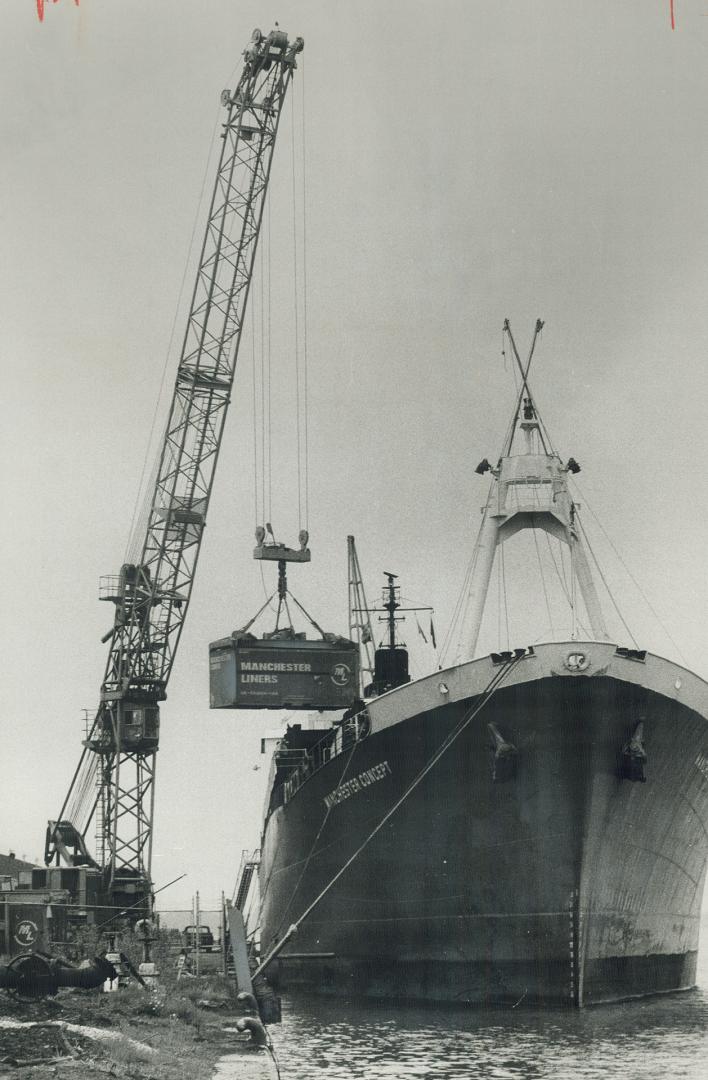 A cargo of wine for Metro, Largest container ship to enter the Great Lakes, the 502-foot Manchester Concept is shown unloading cargo in Toronto harbor(...)