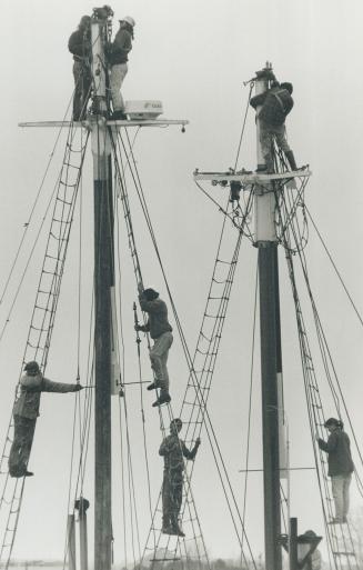 Learning The Ropes, Student members of the Toronto Brigantine program raise the masts on the Playfair, a square-rigged sailing vessel, in preparation (...)