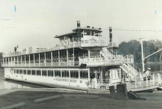 Paddlewheel steamers have returned in all their glory to the Red River at Winnipeg where they take visitors out for evening cruises or down the river (...)