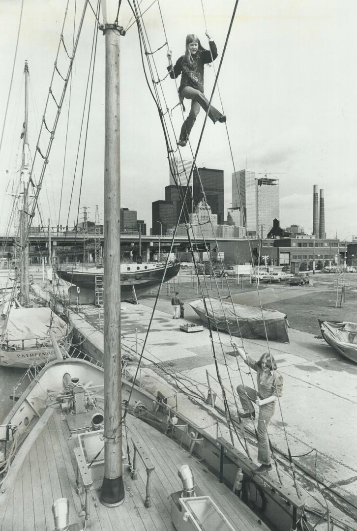 Springtime, Ahoy!, With the spring weather surging back into Metro, local sailors are jumping the gun to get things shipshape. Alison Booz (top), 17, (...)