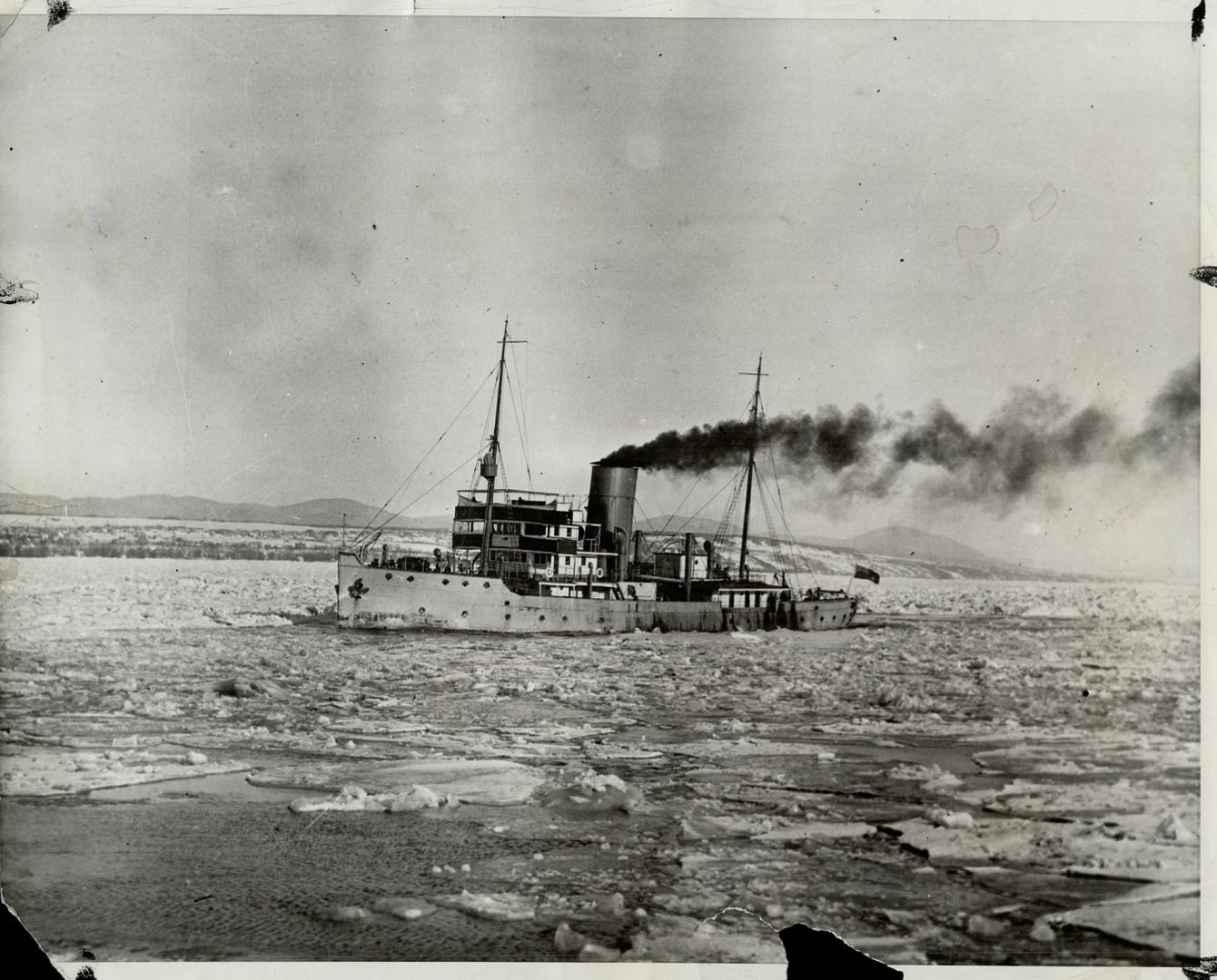 Ice-breaker saurel in action, Ottawa, Jan