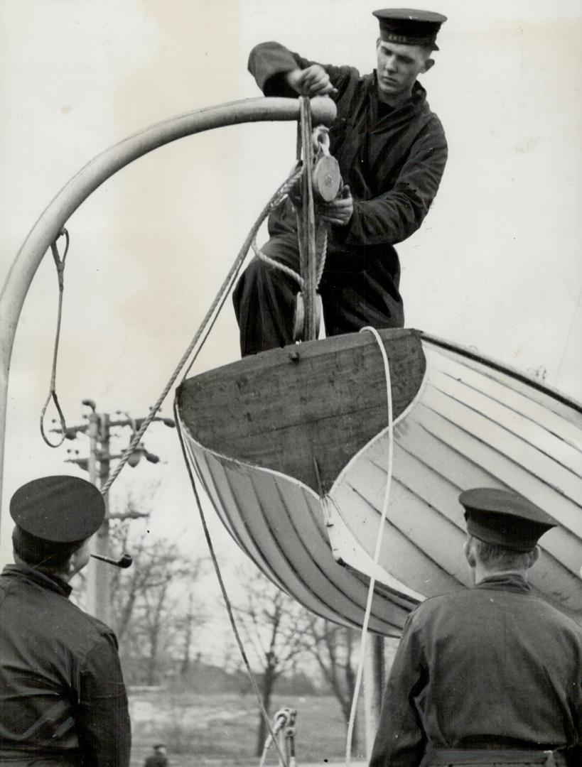 In the Great War the converted luxury yacht Venetia became a submarine chaser, sank the U-boat that sank the liner Lusitania. Sailors fit her out at P(...)