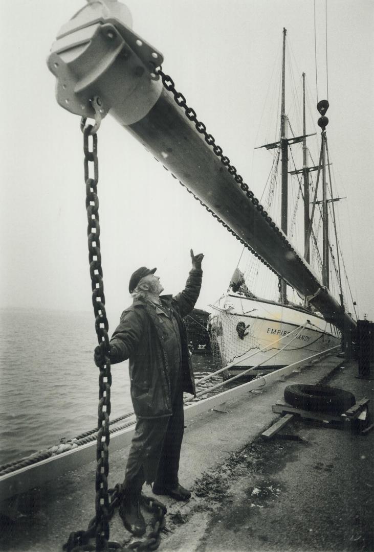 Sparring match, Crew member Vasil Ivanov guides a crane operator who is installing a new bowsprit on the Toronto tall ship Empire Sandy. This bowsprit(...)