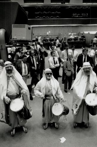 Drumming up donations, Traders on the floor of the Toronto Stock Exchange donated more than $1,500 yesterday to The Hospital for Sick Children's burn (...)