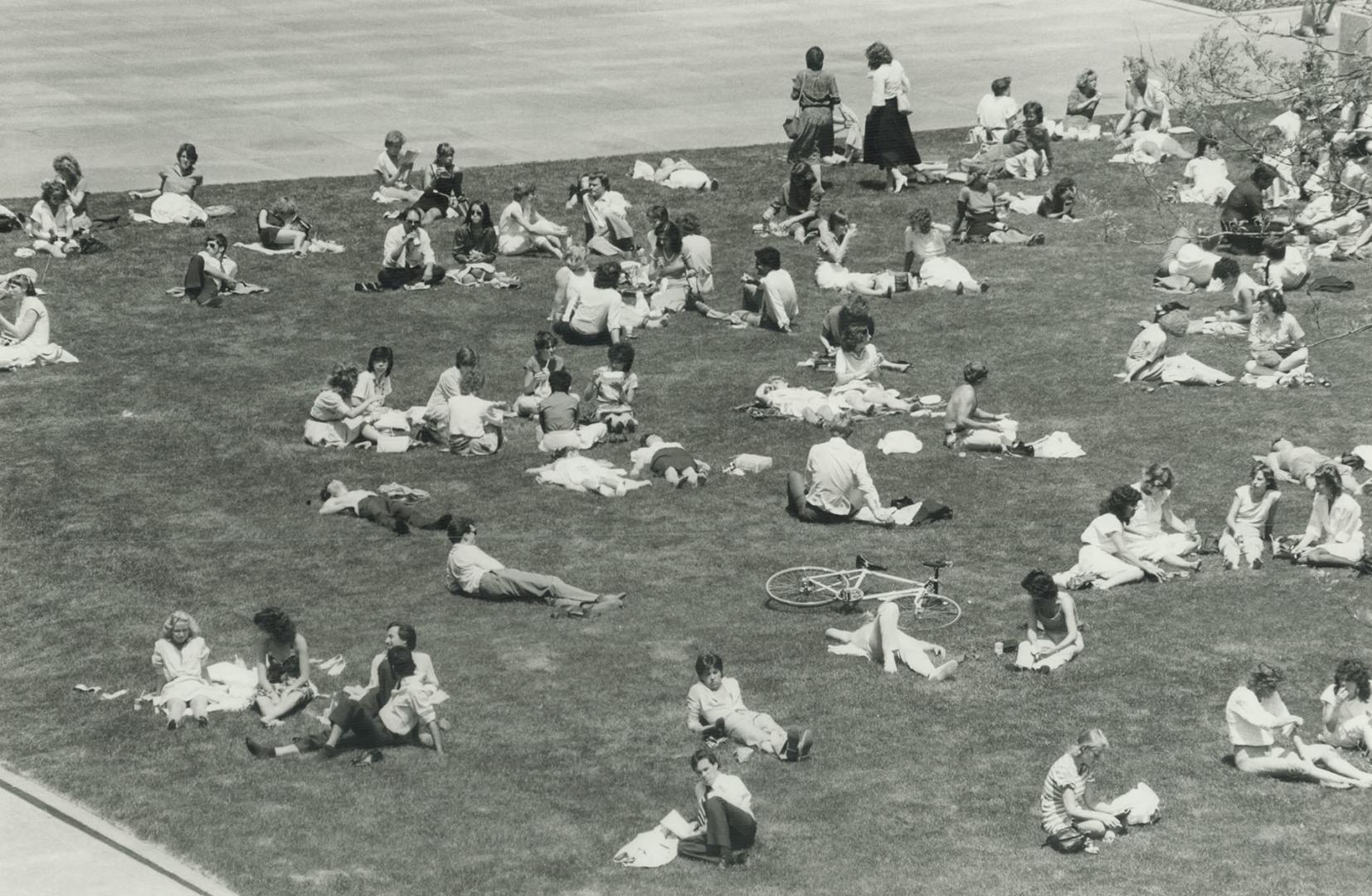 When you're hot, you're hot, Whether it was at the Toronto Dominion Centre, above, or Metro's beaches, many people found the best way to beat the heat(...)