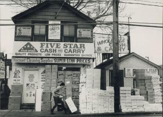 They are cleaning up, With all the signs covering Five Star Cash and Carry's small building on Dupont Street, west of Bathurst, the cleaning supplies (...)