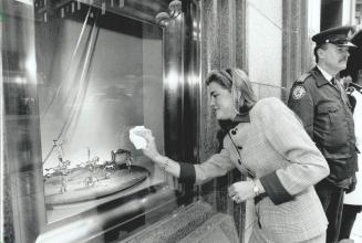 Cleanup at Tiffany's. Ariane Noel, a Tiffany & Co. analyst from New York, polishes one of the firm's trademark windows on Bloor St. W. in Toronto whil(...)