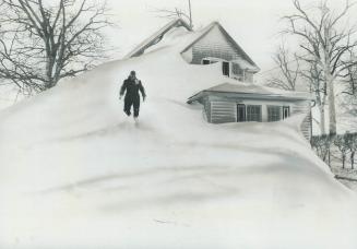 25-foot high drifts cover most of the 50 houses on Fort Erie's Edgemere Rd