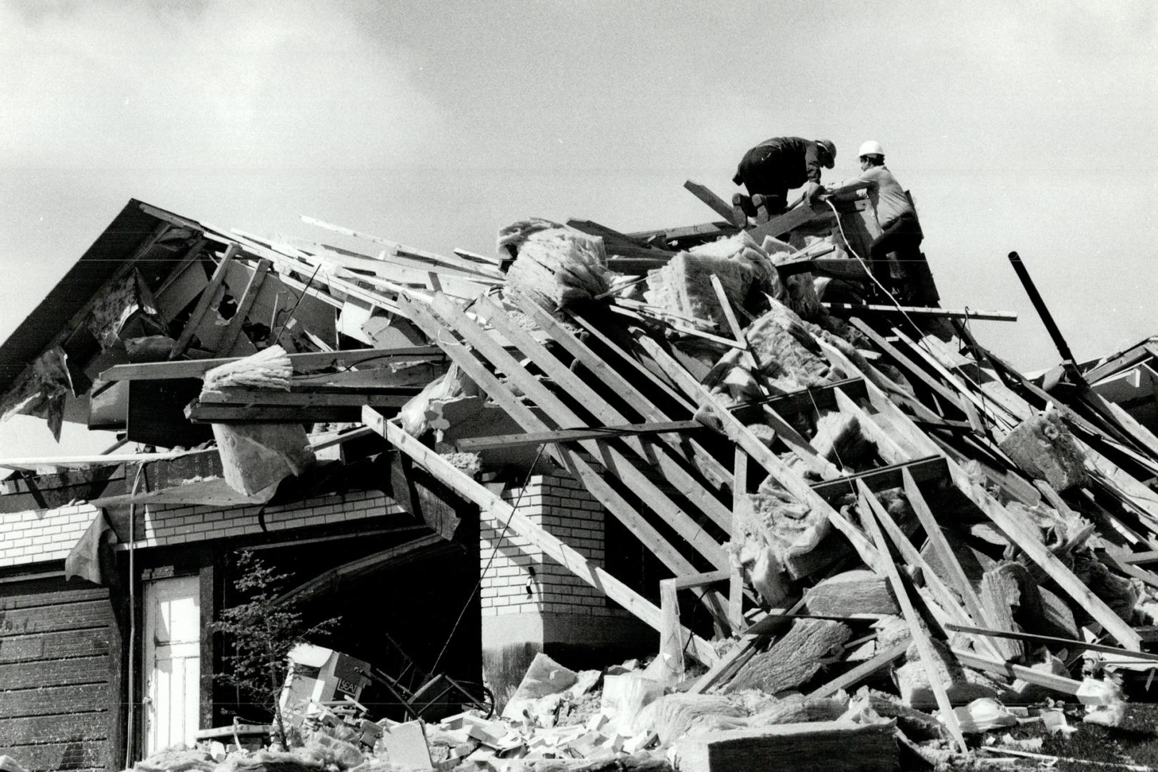 Storms - Tornados - Ontario 1985 (2 files) 2 of 2 files 60