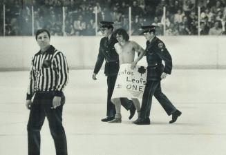 Time out! Maple Leaf Gardens' very first streaker won a standing ovation last night, electrifying the crowd as he showed off his red socks and sneaker(...)