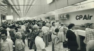 Grounded by strike of Air Canada baggage handlers, stranded airline passengers pack the ticket area of Terminal 1 at Toronto International Airport las(...)