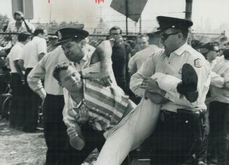 Grimaces and grunts abounded as police choked off Wildcat strikers when they grappled on at least three occasions yesterday. 29 pickets were arrested (...)