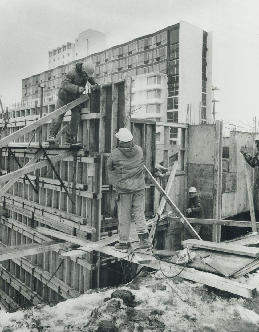 Striking rodmen on city construction site