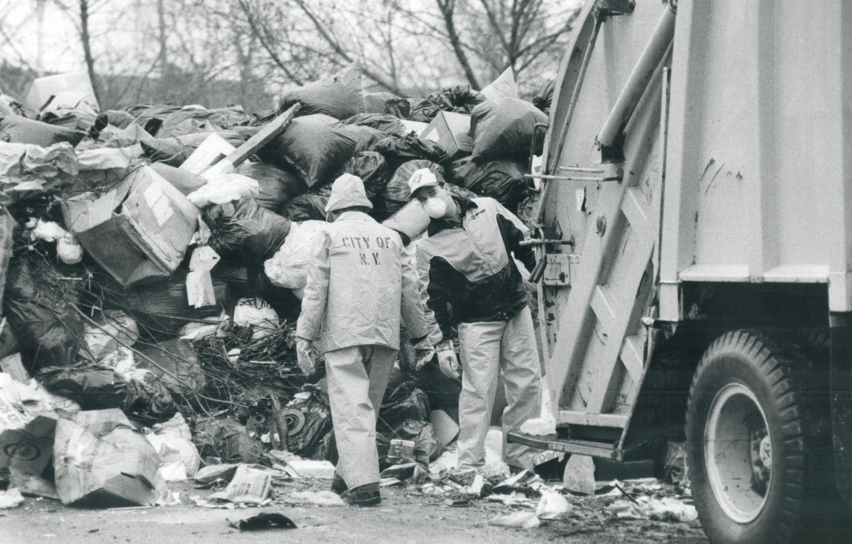 North York workers resumed their cleanup of garbage depots today after the city's 1,300 civic employees ended their 19-day strike on Friday. This pile(...)