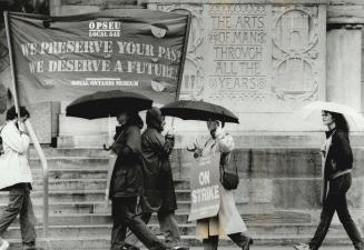 Rain pelts down on museum strikers, Pickets march in the rain outside the Royal Ontario Museum, hit yesterday by its second strike this week when 229 (...)