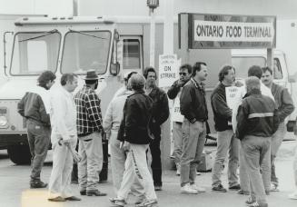 Strike hits food terminalL, Truck drivers and other employees of the Oshawa Group picketed the company warehouse at the Ontario Food Terminal today, d(...)