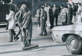 Boss sweeps while workers picket, Thomas Quance, managing director of strike-troubled McGraw-Edison of Canada Ltd