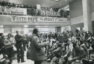 Debating their boycott of classes, about 300 University of Toronto arts and science students listen as students Ernie Hobbs presents his views at a ma(...)