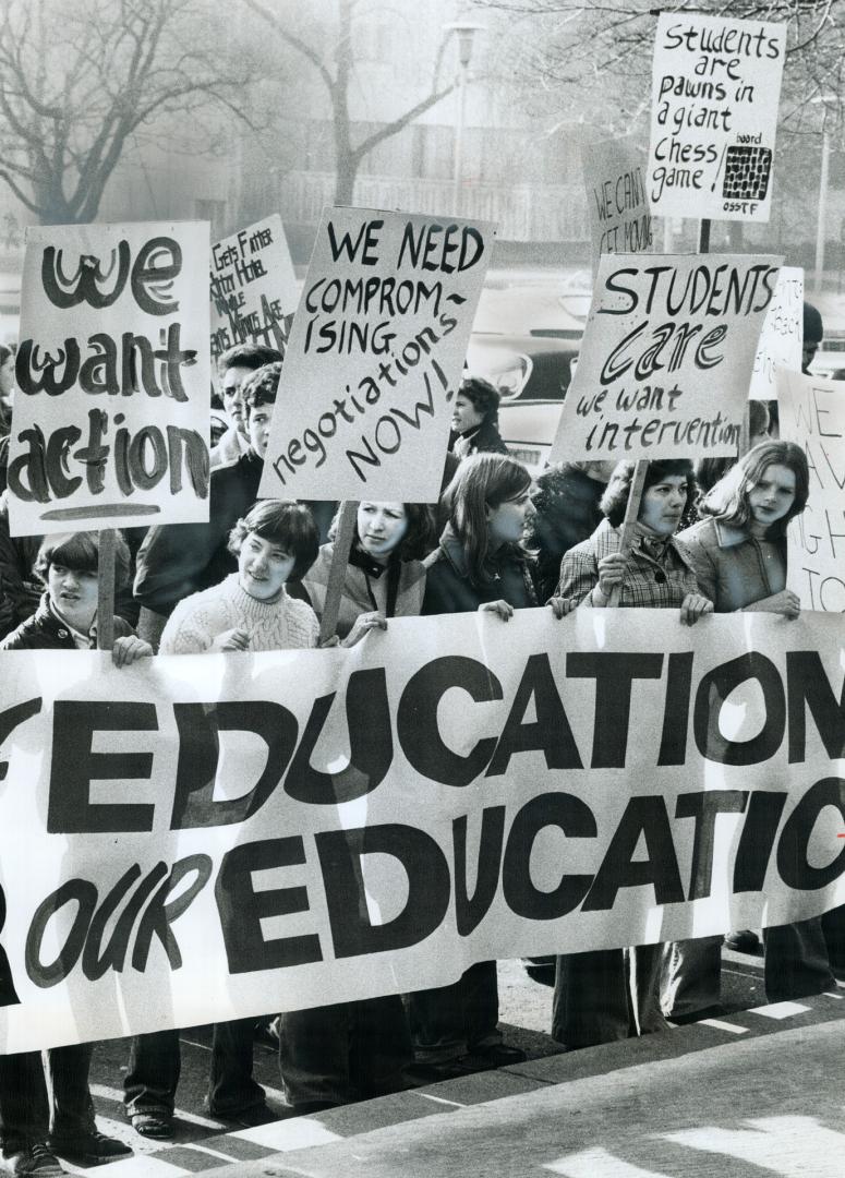 Calling on Education Minister Thomas Wells to end the strike by Metro's 8,800 secondary school teachers, 100 Etobicoke high school students mass at Qu(...)