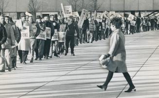 One woman braves the pickets, A lone City Hall employee strides across windswept Nathan Phillips Square, prepared to pass through the massed ranks of (...)