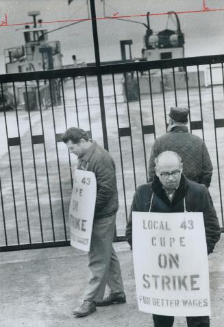 Pickets patrolling at locked gates to the Island ferry terminal, members of Local 43, Canadian Union of Public Employees, who went on strike at 7 a.m.(...)